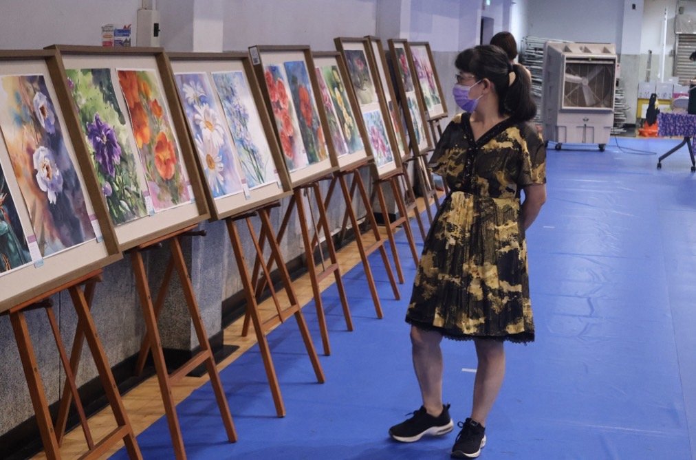 美術班學生作品受到媽媽們賞識收藏，贊助獎學金。