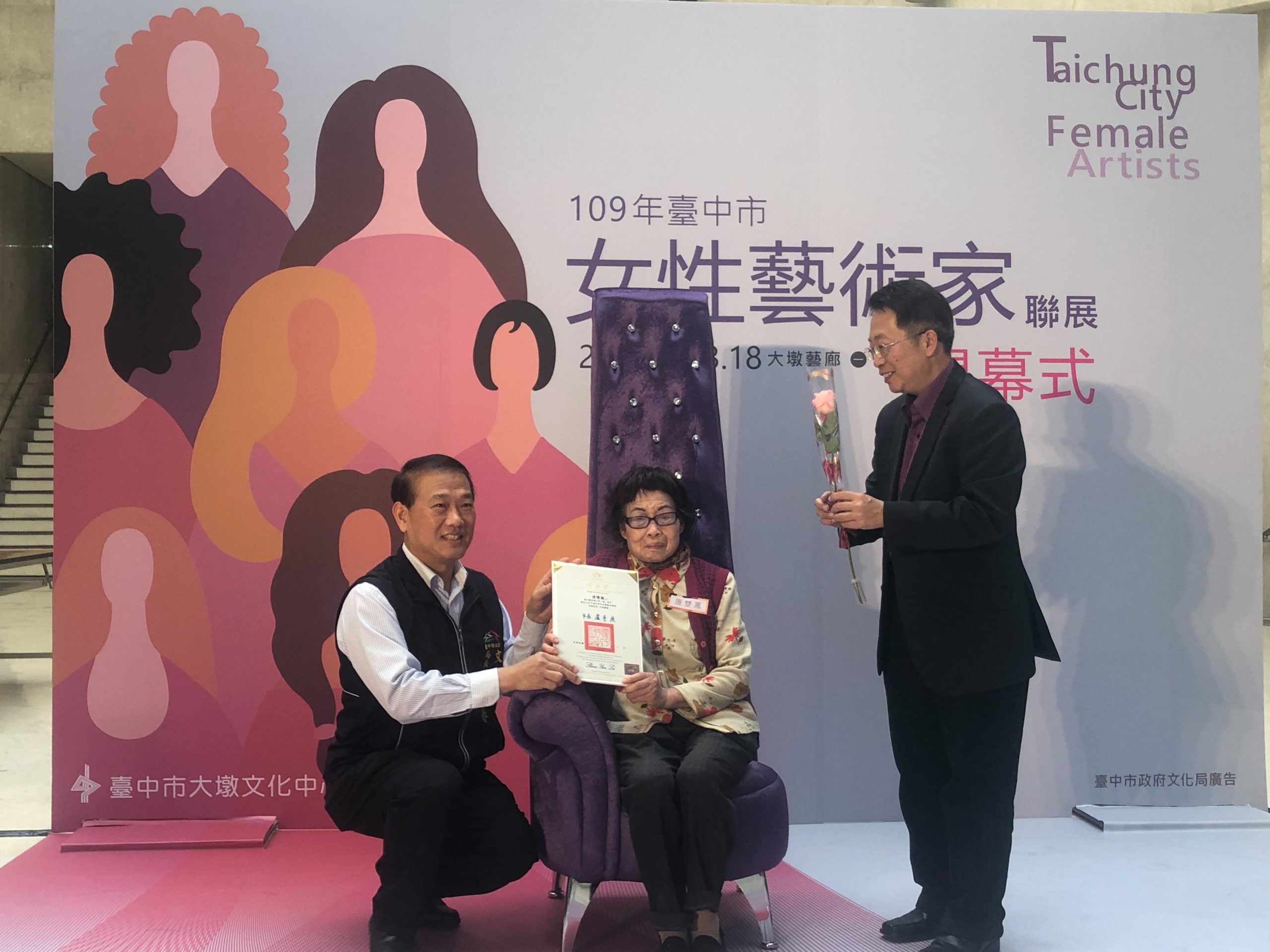 趙唐双鳳老師參加台中市女性藝術家聯展接受表揚。（家屬提供）