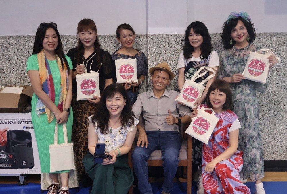 中一中媽聯會水彩研習活動 宛如夢幻水彩嘉年華會 2 鄭炳煌老師和中一中媽聯會媽媽會員們合影