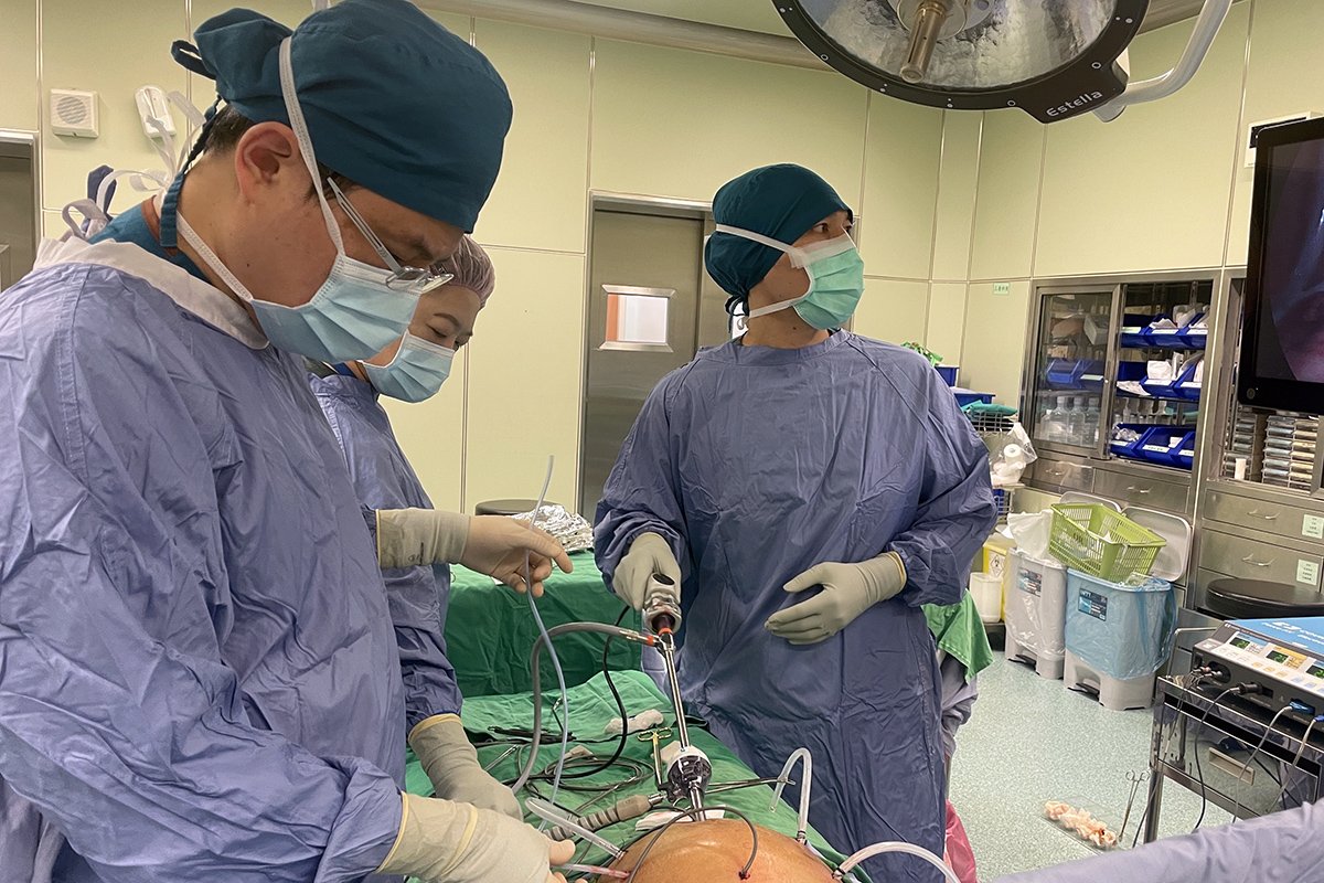 台中慈濟醫院有溫度抗癌 腹腔溫熱化療獲認證 4 外科團隊以微創手術清除肉眼可見腫瘤,再接續進行腹腔溫熱化療作業。