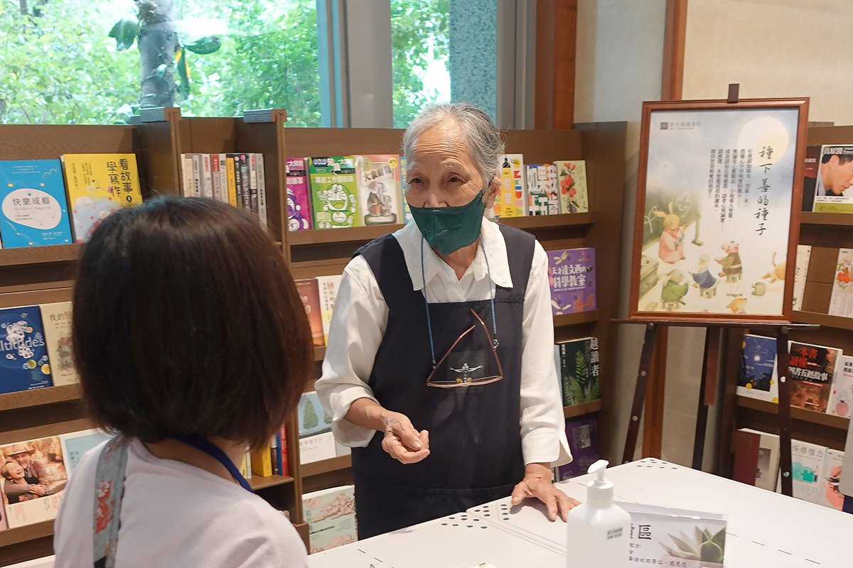 台中慈濟醫院行動書軒開展 享受不一樣的醫院時光 1 靜思書軒志工潘枝美和蒞臨女士聊天,排遣等待時間。
