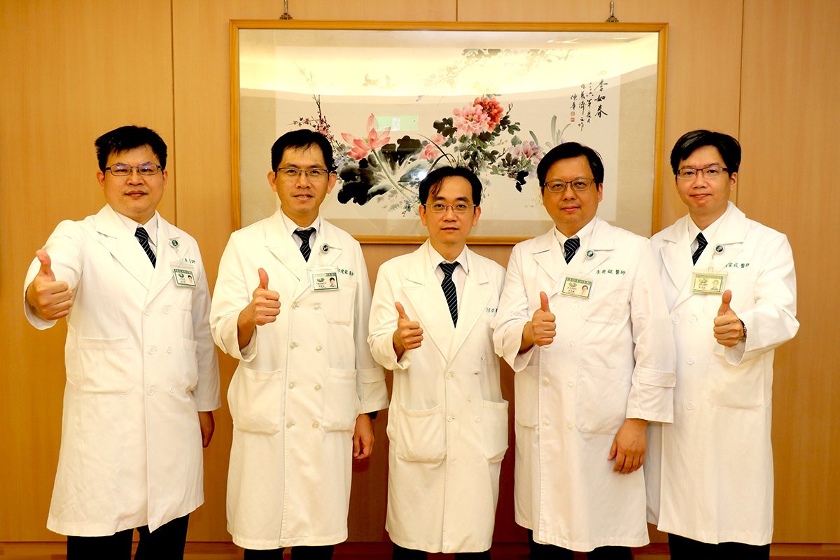 腹腔溫熱化療中心團隊左起：一般外科余政展主任、大腸直腸科邱建銘主任、溫熱化療中心方佳偉召集人 、血液腫瘤科李典錕主任與影像醫學部主任劉家成攜手全方位照顧病人。