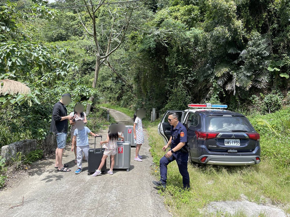 新加坡遊客迷航車輪陷山溝經警方馳援 來信感謝讚揚