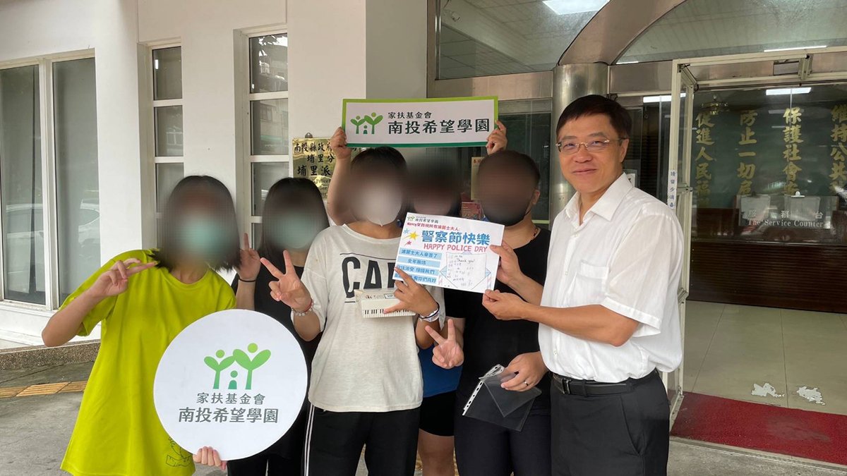 孩子們送上了大大的卡片，感謝警察叔叔、阿姨們全年無休，守住治安保護人民