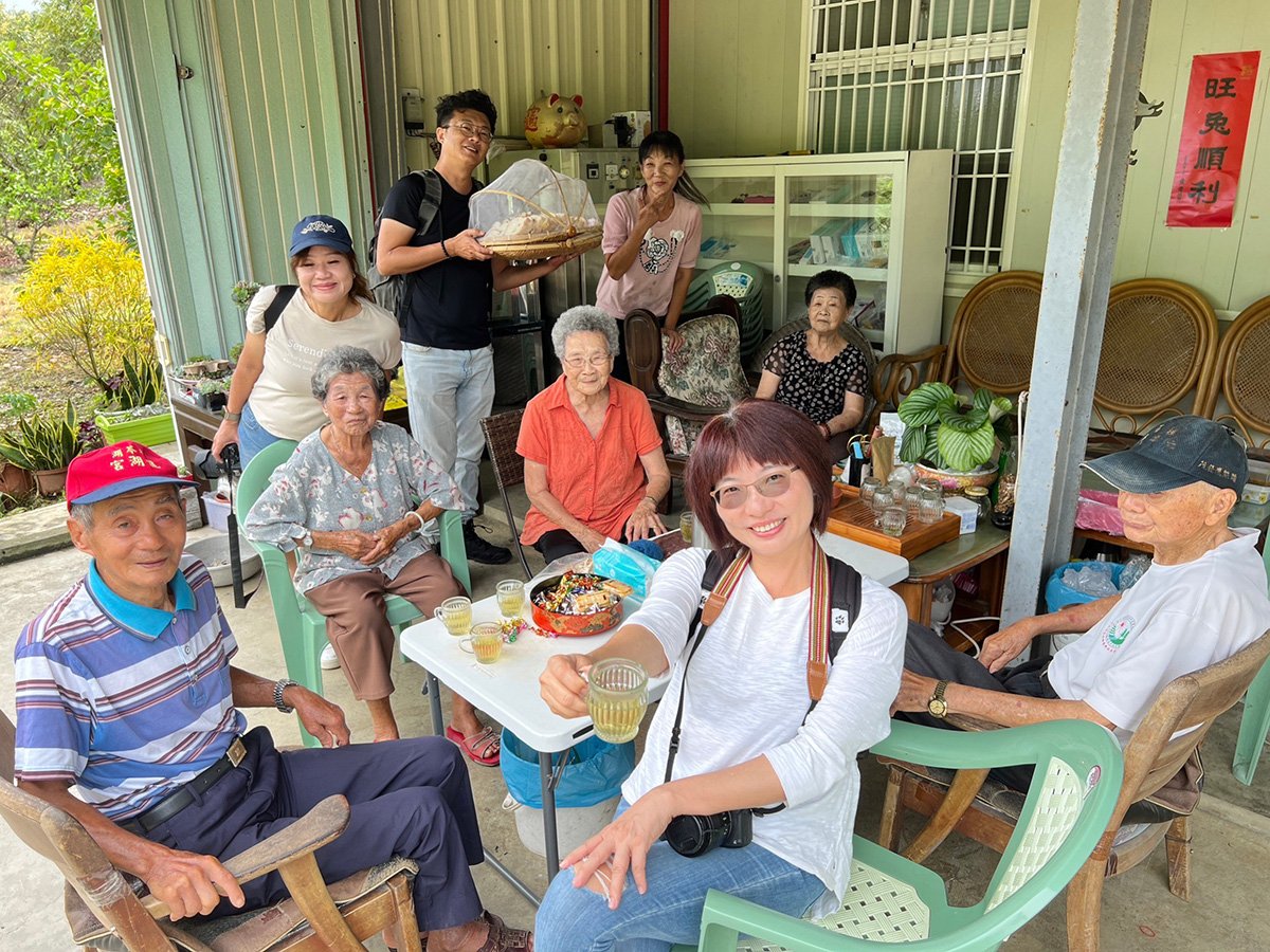 一群開心長輩泡茶聊天不顯老