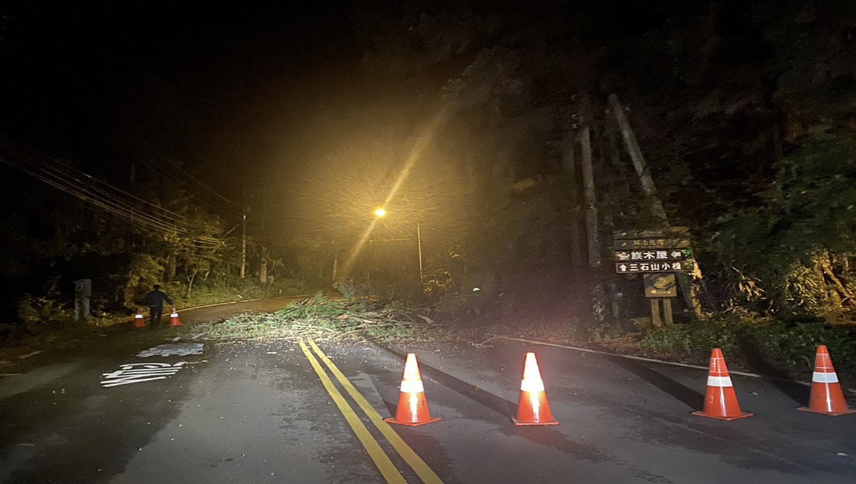 連日大雨致延溪公路路樹倒塌,員警架路障避免民眾危害 1 S 110157936