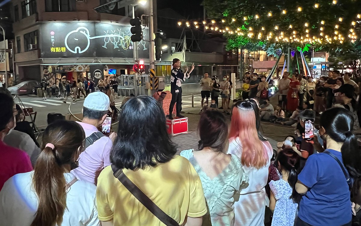 端午連假陽光大放送 臺南避暑親子景點最熱門 2 海安虎祥市集觀賞街頭藝人表演