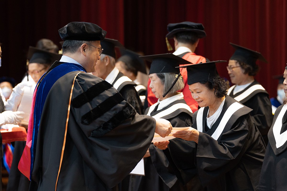 嶺東科技大學於2日和3日舉行了三場隆重的畢業典禮，讓學子們和家人們共享喜悅。