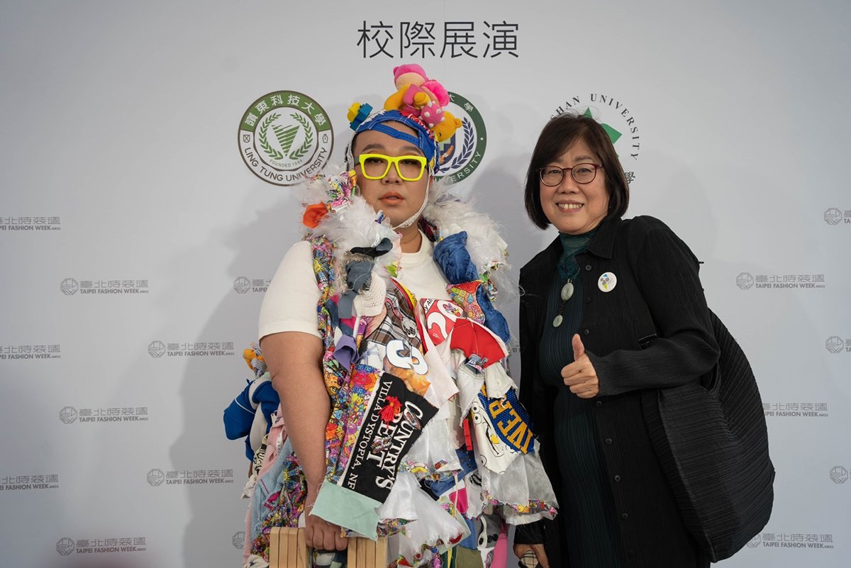 從一萬件參賽作品中脫穎而出 嶺東科大奪紅點最佳設計獎 1 網紅「娘娘」身穿「童顏童語」作品與嚴貞副校長合影