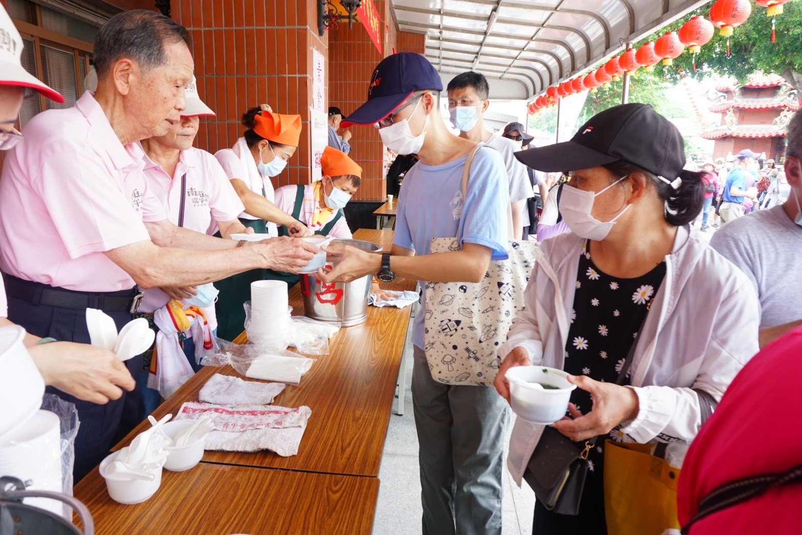 萬和宮蕭董事長分送麻芛湯