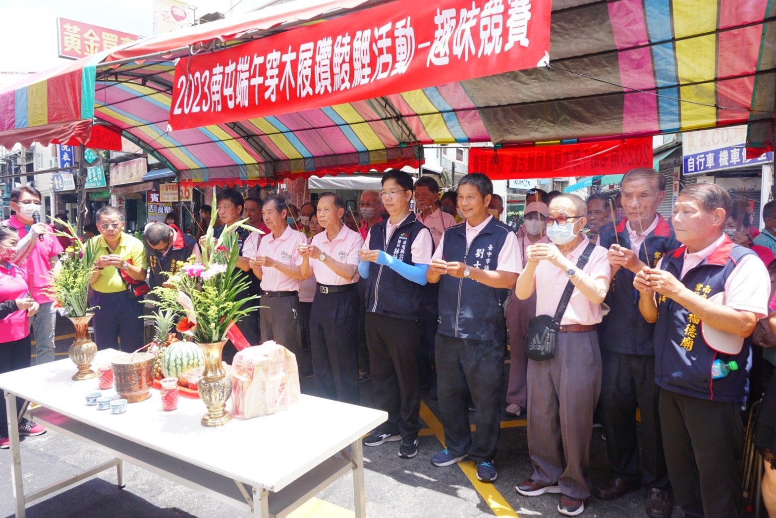 萬和宮蕭董事長等祈求媽祖等諸神，保佑端午節踩街活動圓滿