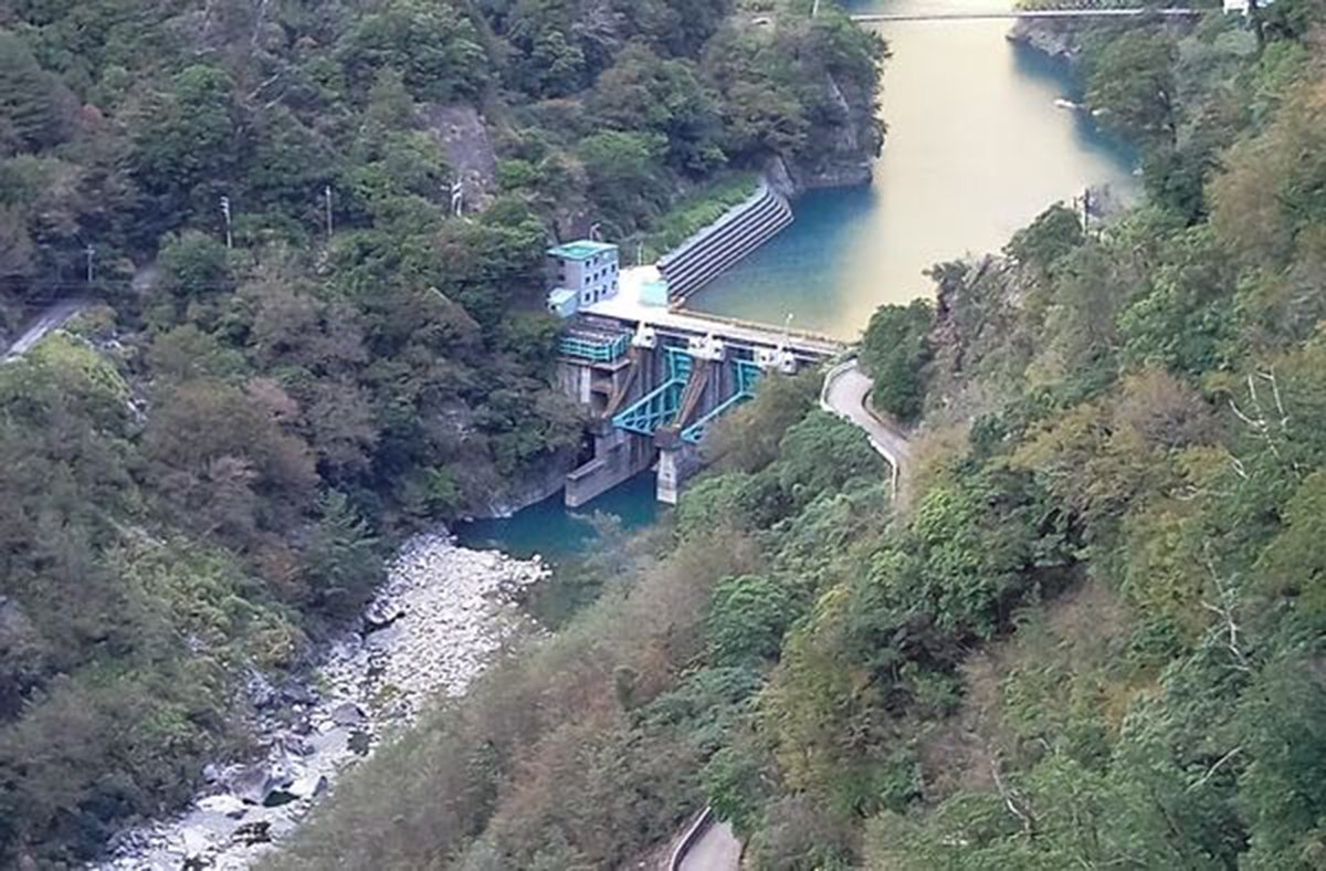 水情燈號可望由黃轉綠或藍 大台中兩座水庫蓄水率達7成 2 青山壩即德基水庫大壩下游約1公里處-為一座混凝土重力壩