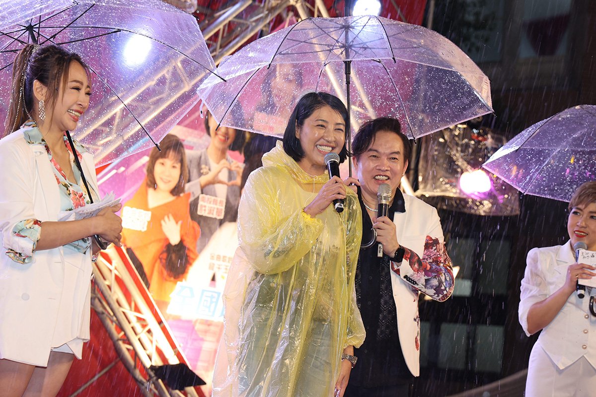 金曲歌王歌后開唱許淑華偕眾冒雨全程參與同慶「城隍爺生」