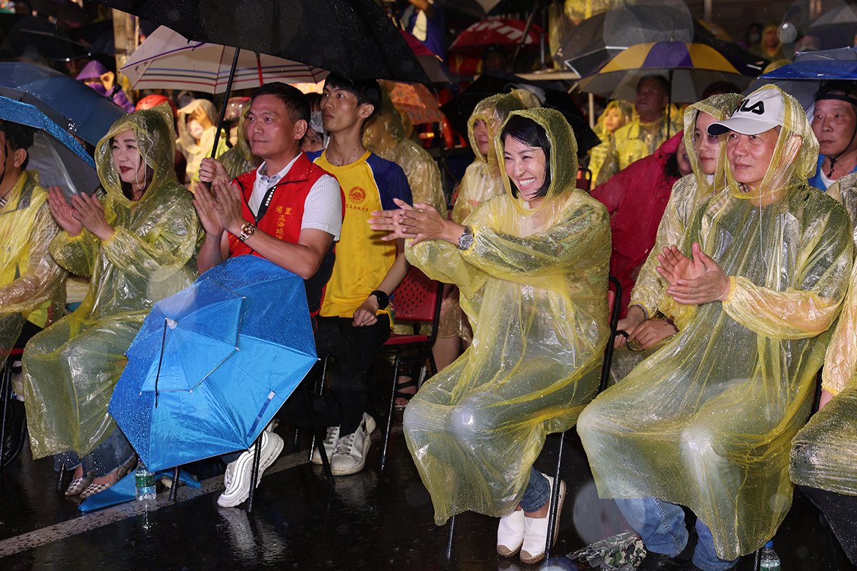 全國城隍爺埔里大會師 金曲歌王歌后開唱許淑華偕眾冒雨全程參與同慶「城隍爺生」 2 0Q2A1586a 0