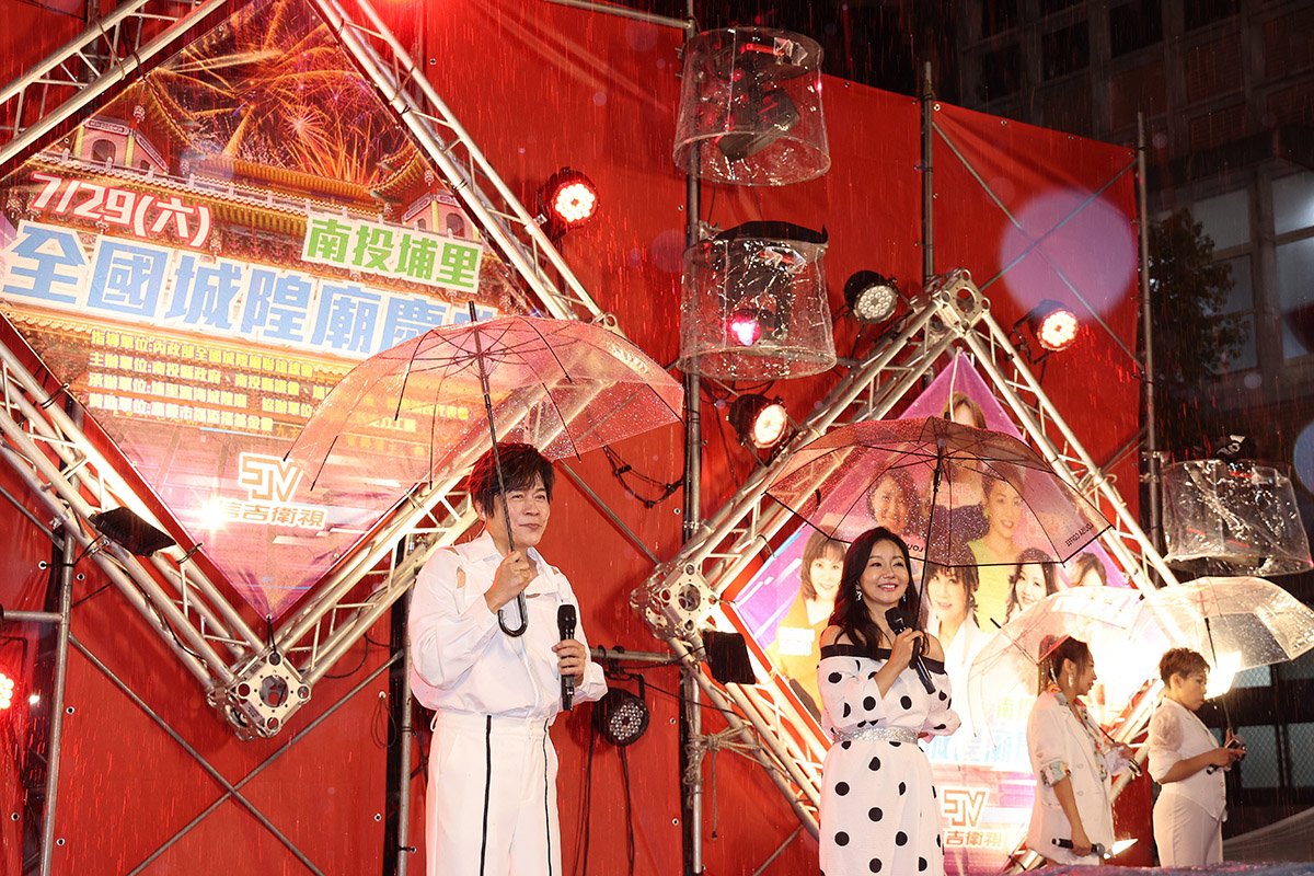 全國城隍爺埔里大會師 金曲歌王歌后開唱許淑華偕眾冒雨全程參與同慶「城隍爺生」 3 0Q2A1731a 0