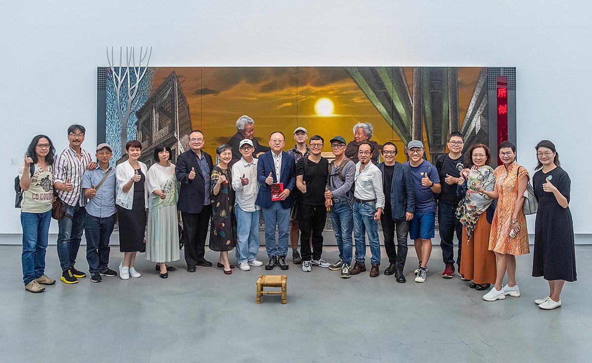 1 高美館《輕盈的歷程：悍圖25年》本22日開幕藝文界嘉賓雲集，圖為文化部部長史哲與悍圖社藝術家成員、友好藝文館所館長等貴賓共同合影。