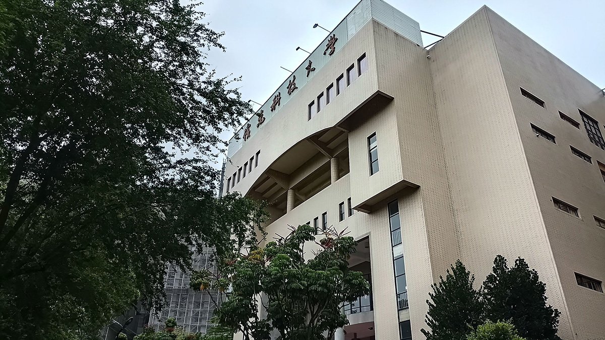 嶺東科技大學28日舉行第六任校長交接典禮陳仁龍接任 1 嶺東科技大學是一所深根台中南屯區的優質學府,自創校以來,秉持務實辦學的理念,培育出許多優秀的人才。