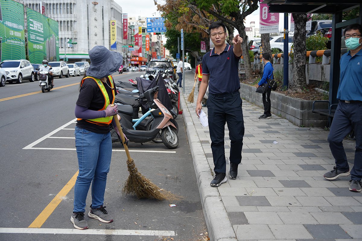 為讓南投市市容更加美麗，市長張嘉哲針對清潔隊人力配置進行調整，將道路清潔人員從原本6人提升至10人