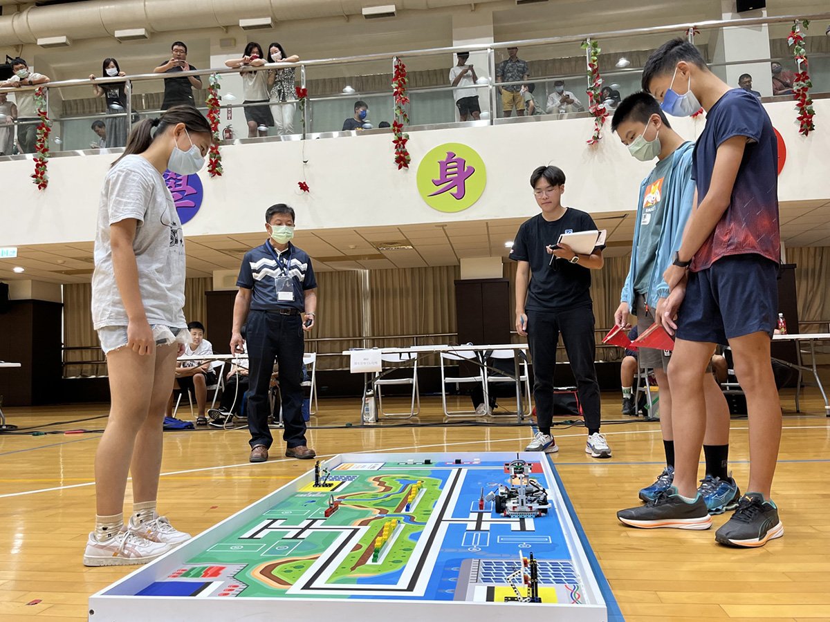選手正在完成任務，隊友戰略團隊合作，賽情緊張刺激