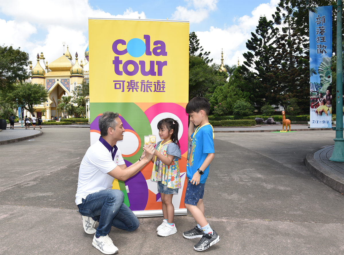 圖說2 孩童們走入六福村，人手一支冰棒，露出無憂無慮的幸福感（照片非當事者。）＿可