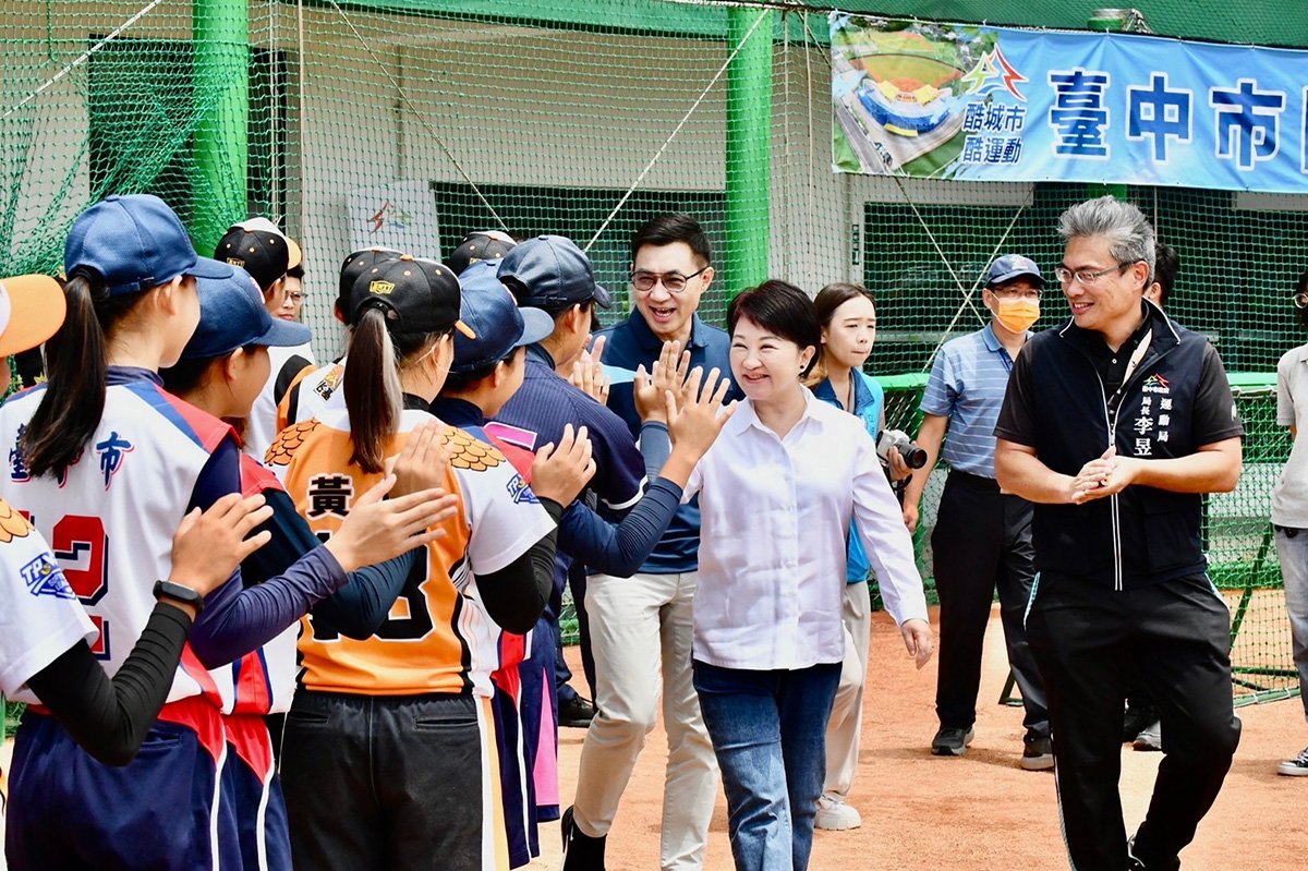 台中國際壘球運動園區3日正式啟用 2 盧市長與球員們擊掌