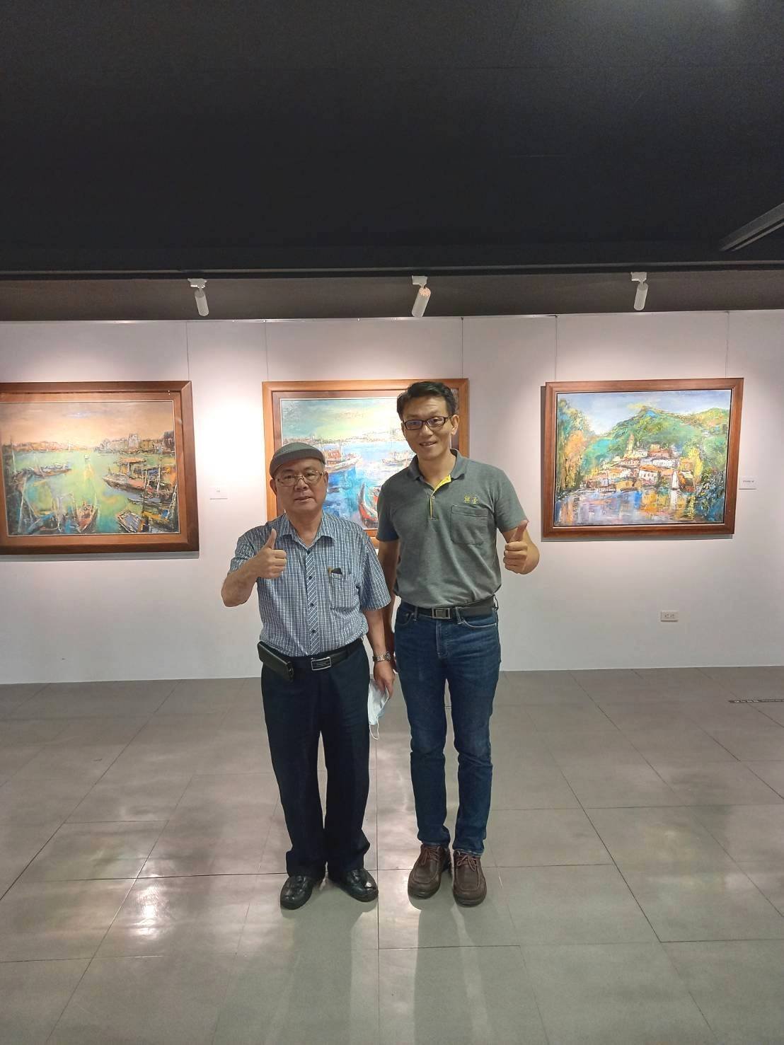 藝術家林金田佈展完成後，於會場合影。右為興台印刷廠經理吳大甫。