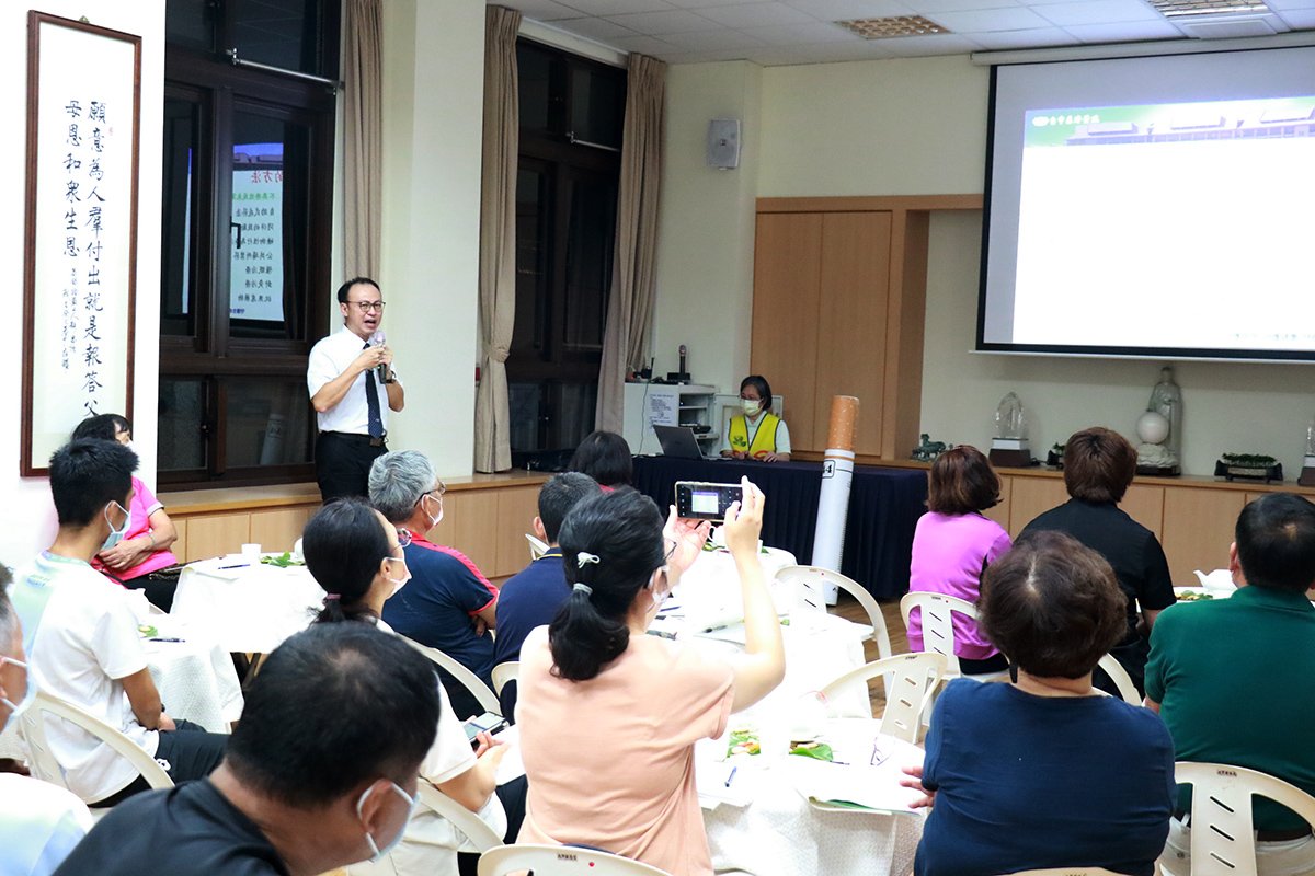 台中慈濟醫院大甲戒菸班 分享堅持了10年的過程 3 李祥煒主任在大甲戒菸班為學員進行衛教講座。