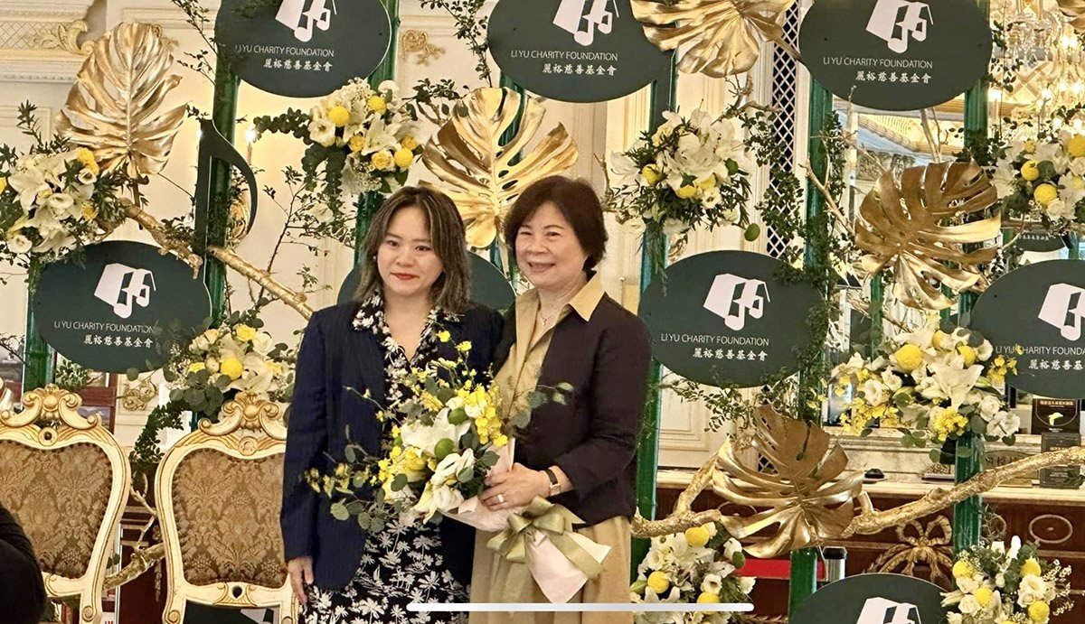 基金會執行長兼集團執行創意總監李竹婷（左）、右為李夫人