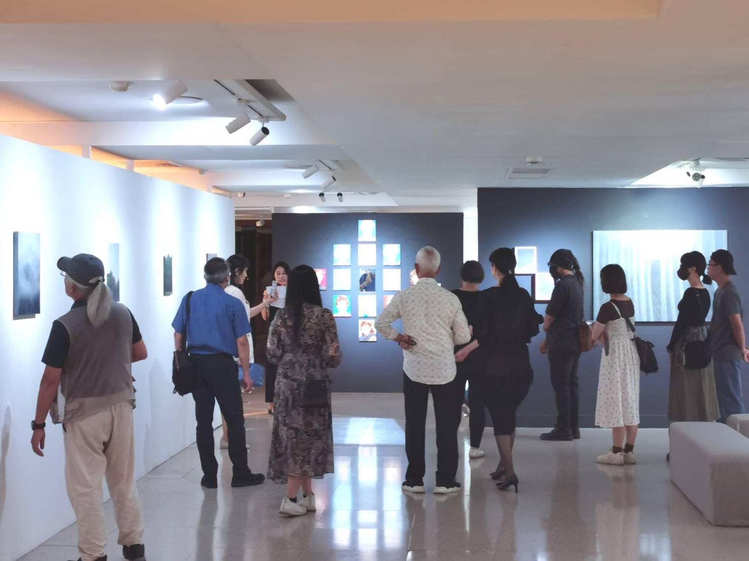 來賓參觀現代畫廊《原宇宙》聯展。（葉志雲攝）