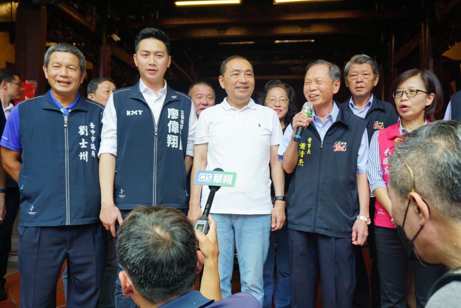 台中市萬和宮董事長蕭清杰 祝福侯市長心想事成。