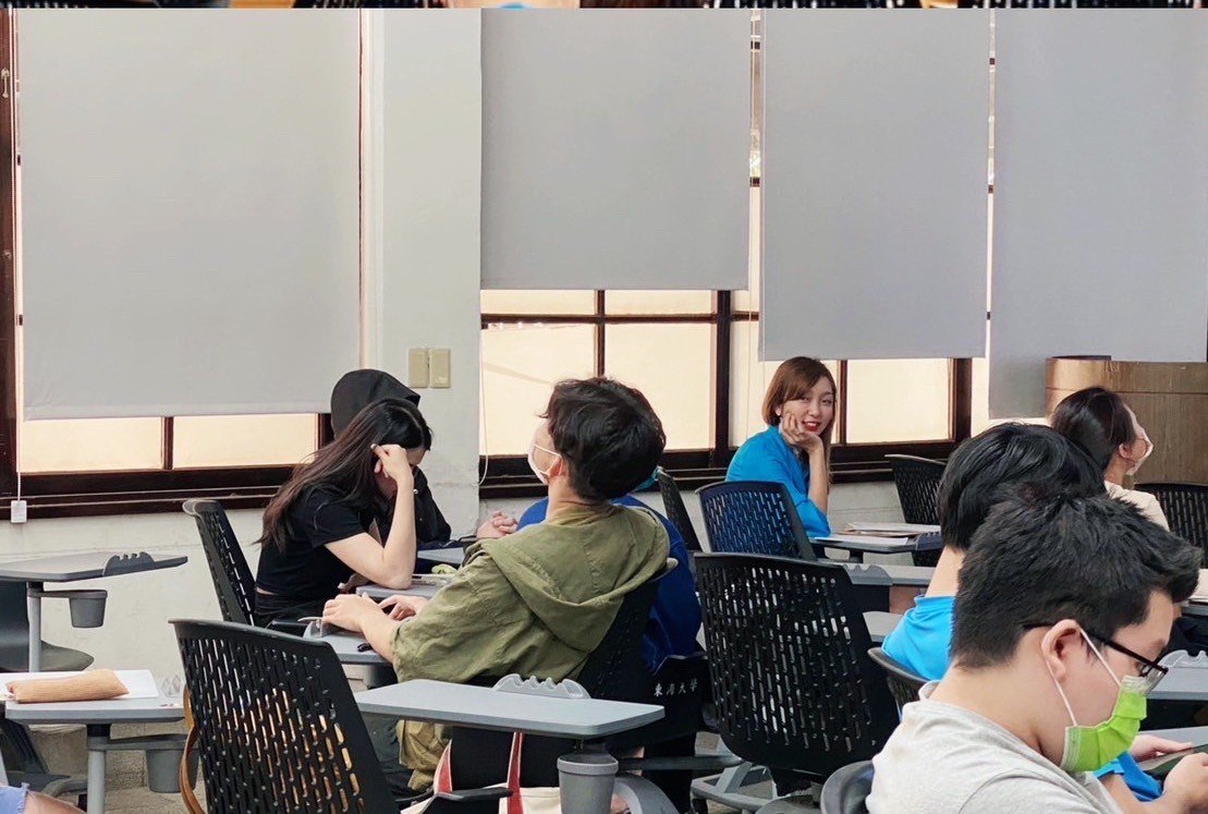 在東海大學講授「藝術與溝通」課堂的朱先仙老師。（朱先仙提供）