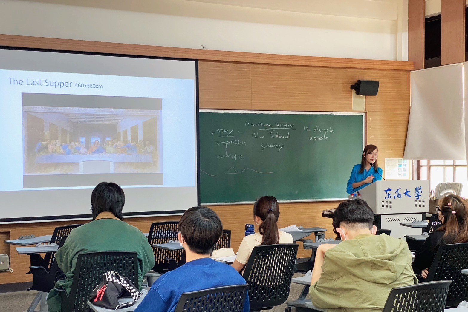 東海大學「藝術與溝通」上課情形。（朱先仙提供）