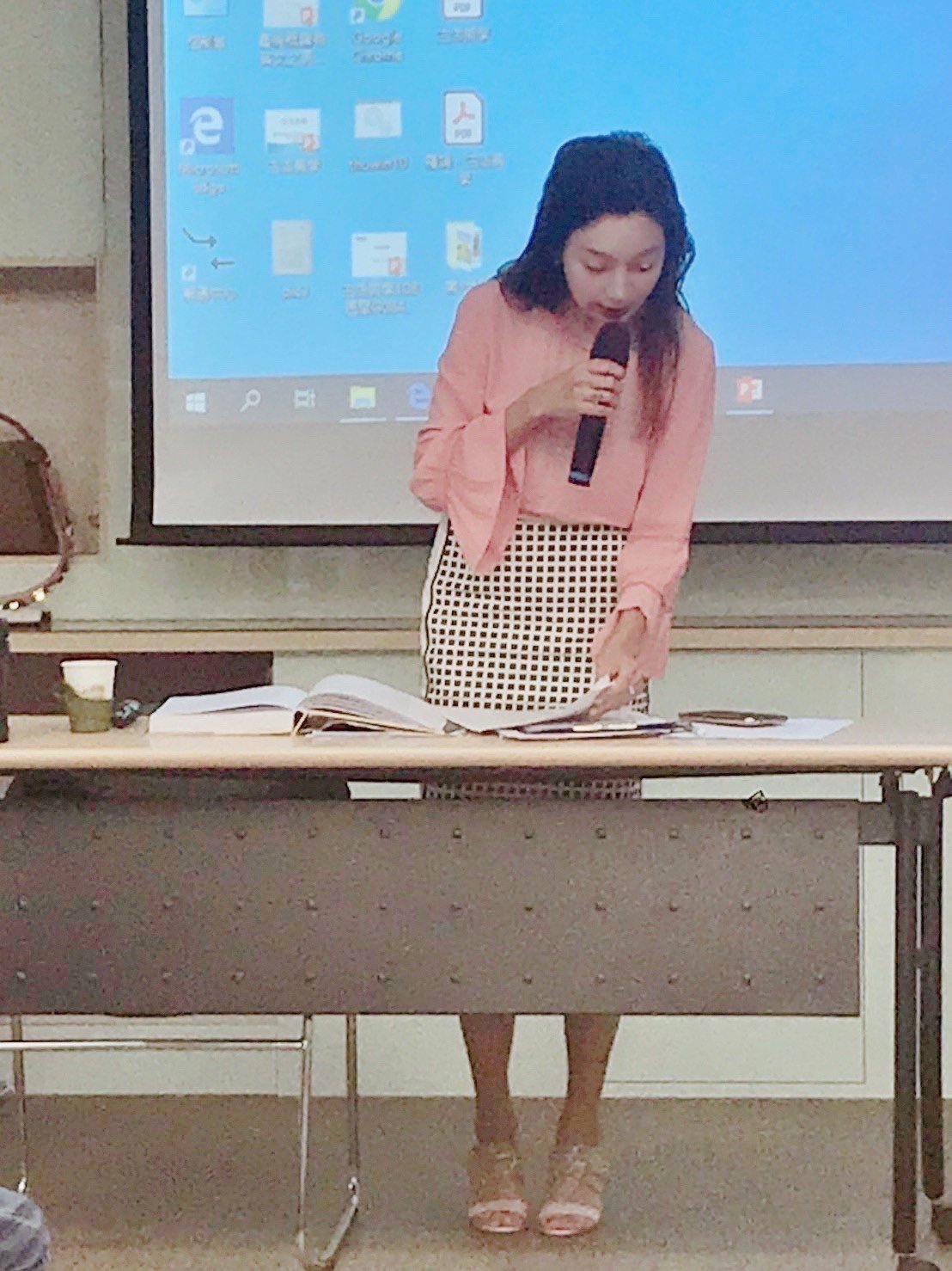 藝術家朱先仙在東海大學授課情形。（朱先仙提供）