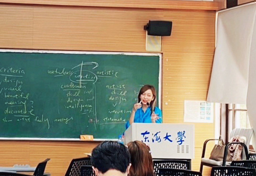 藝術家朱先仙在東海大學講授「藝術與溝通」。（朱先仙提供）