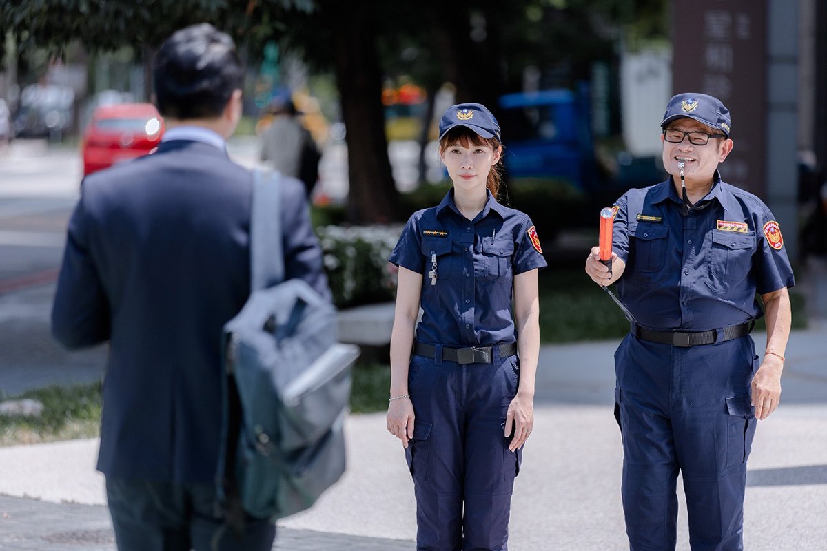 許效舜變身台中波麗士 推動「台中好行」響應交通安全 1 許效舜和美女警花上路宣傳交通安全