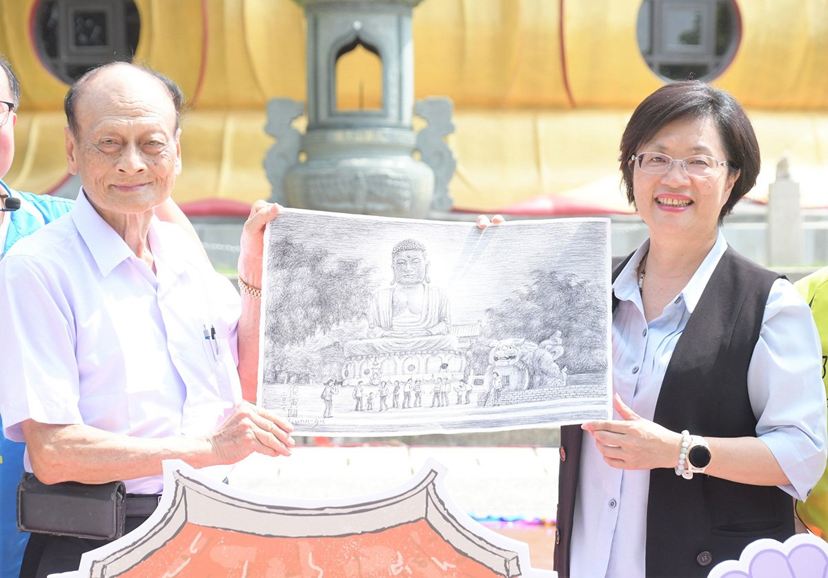 彰化古蹟日 相遇彰化300 在八卦山大佛前揭開序幕 2 04致贈縣長畫作