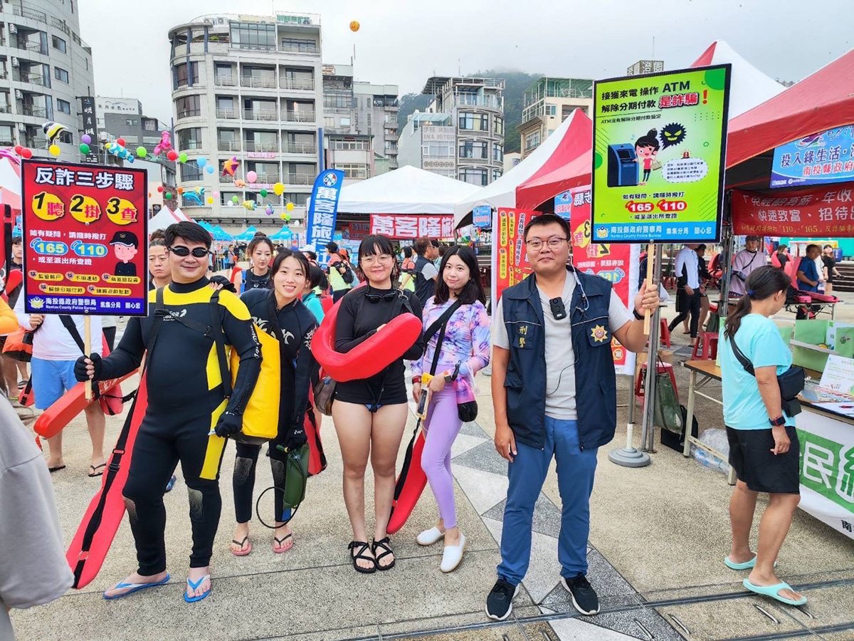 2萬4千多人下水挑戰 日月潭國際萬人泳渡盛大登場 3 南投縣政府警察局也藉由本次泳渡活動,特別在活動現場旁設立宣導攤位