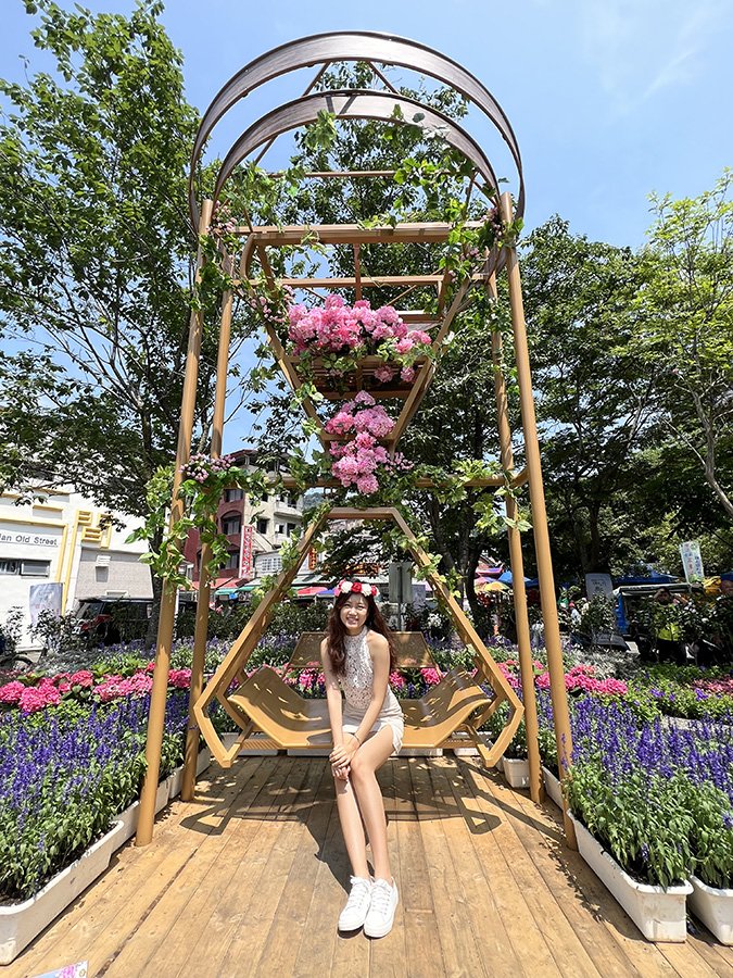 南庄花卉節獲美國設計獎肯定 國際慢城再添殊榮 2 2023南庄花卉節-位於南庄遊客中心廣場的光陰沙漏作品