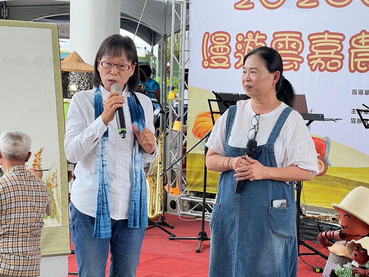 雲林縣政府副縣長謝淑亞（左）、右為口湖鄉金湖休閒農業發展協會營運經理蔡云姍。