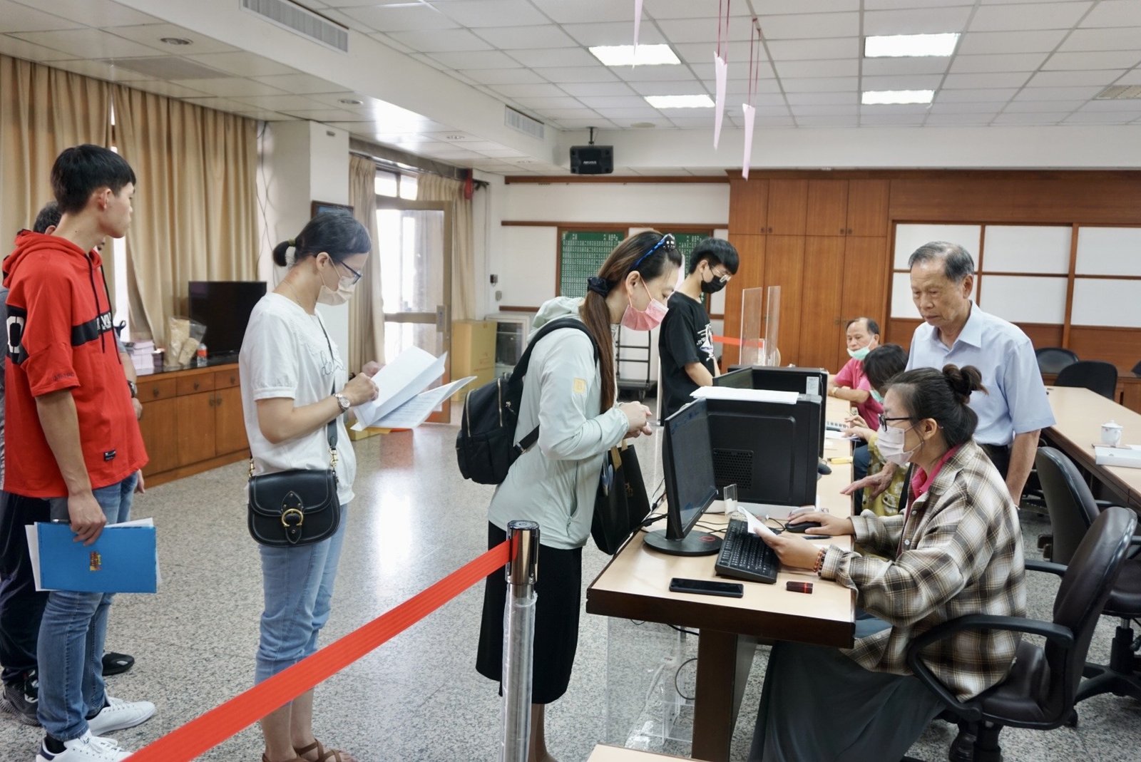 萬和宮111學年度信眾子女獎學金申請，蕭董事長關心作業流程。