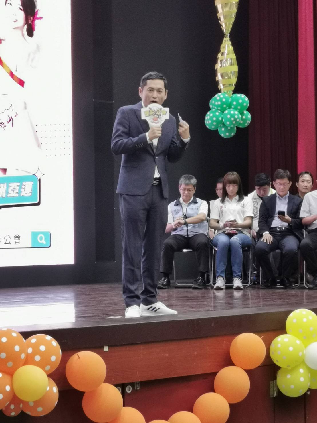 運彩公會理事長何昱奇宣佈，杭州亞運奪金選手運彩公會都加發5萬獎金。
