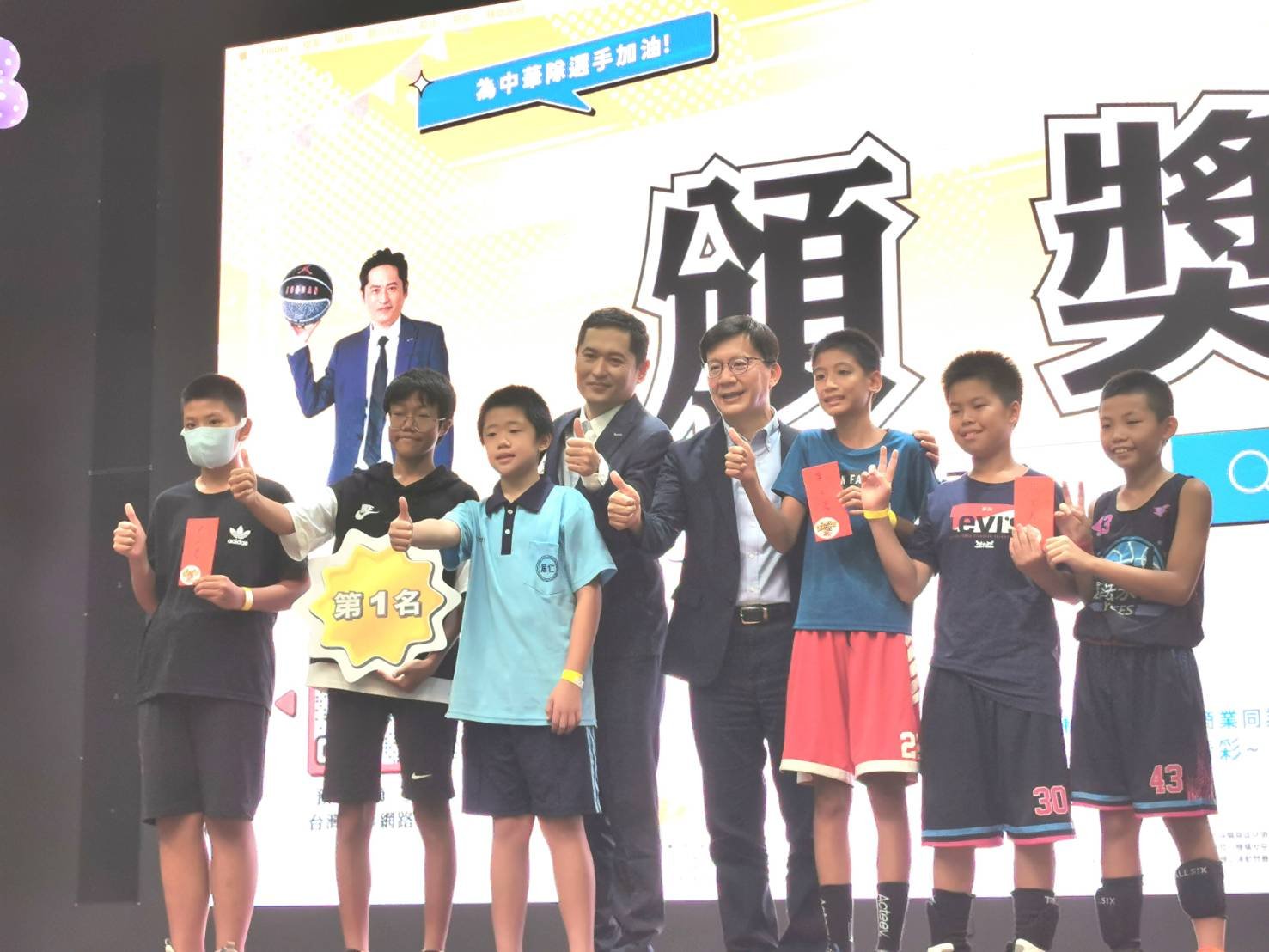 運彩公會為中華隊加油喝采 杭州亞運個人項目奪金選手加碼5萬獎金 6 運彩公會理事長何昱奇與立法張廖萬堅頒發投籃競賽國中小組優勝獎金