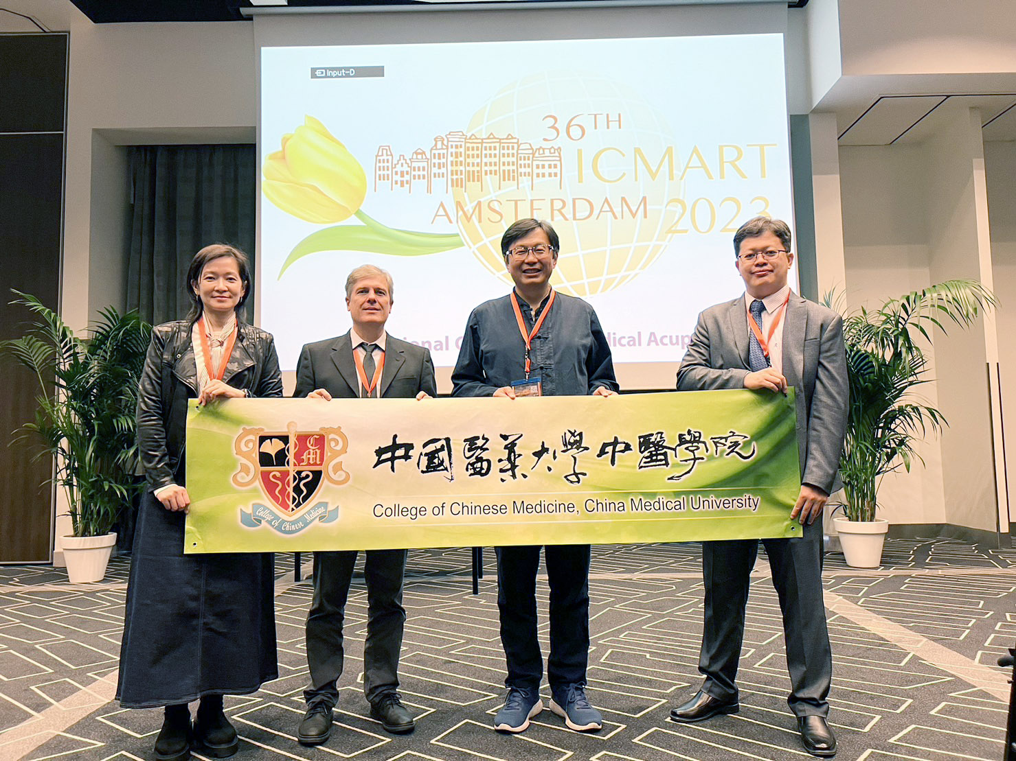 中國醫藥大學中醫學院顏宏融院長與師生在第36屆ICMART年會合影