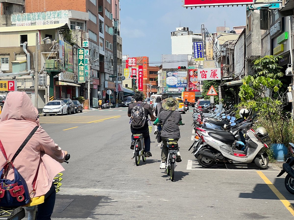 從彰化火車站出發，遊客可以輕鬆步行或騎著自行車進入小西特色街巷。