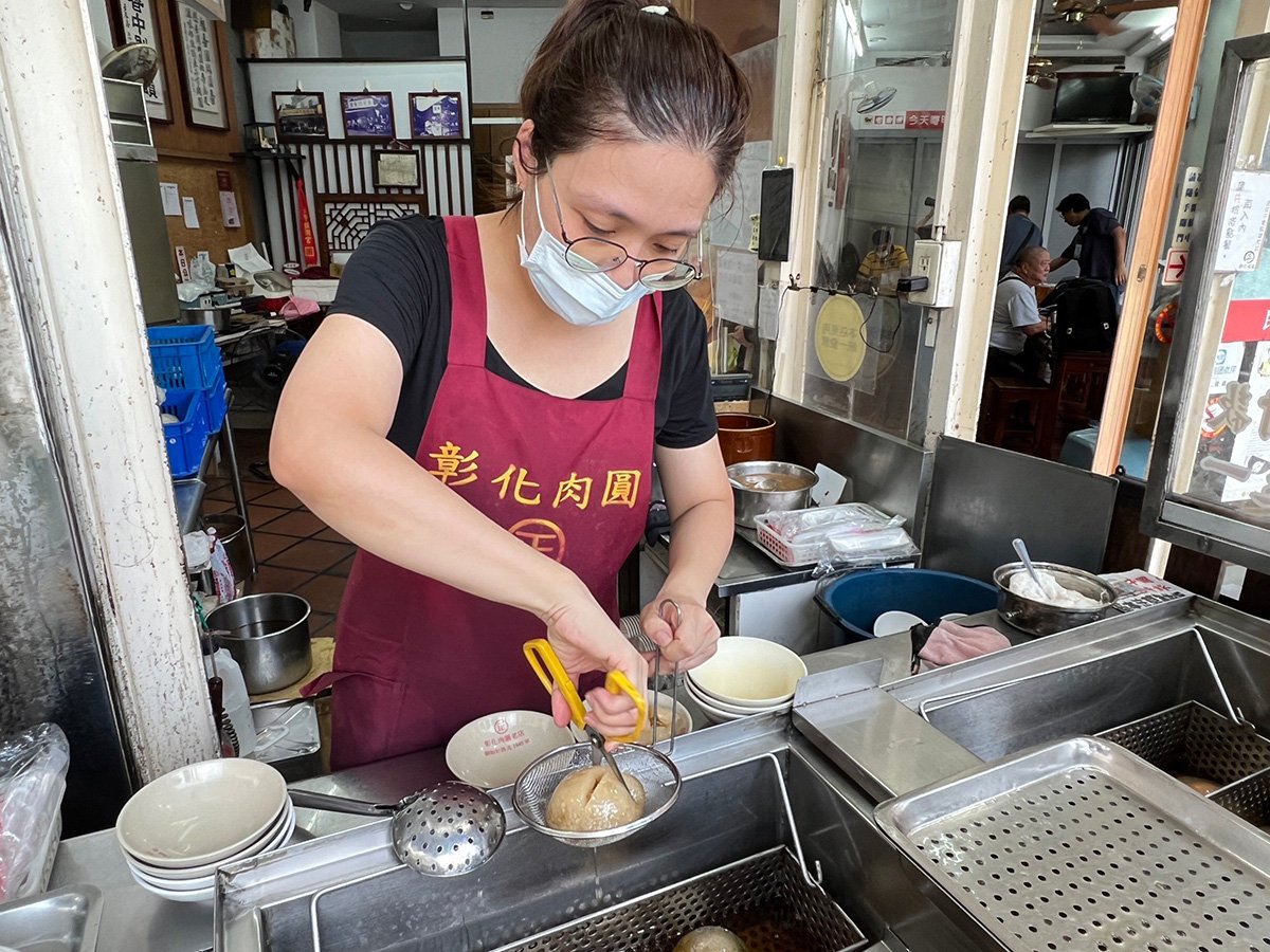 遊客可以品嚐到當地知名的美食，如正彰化肉圓