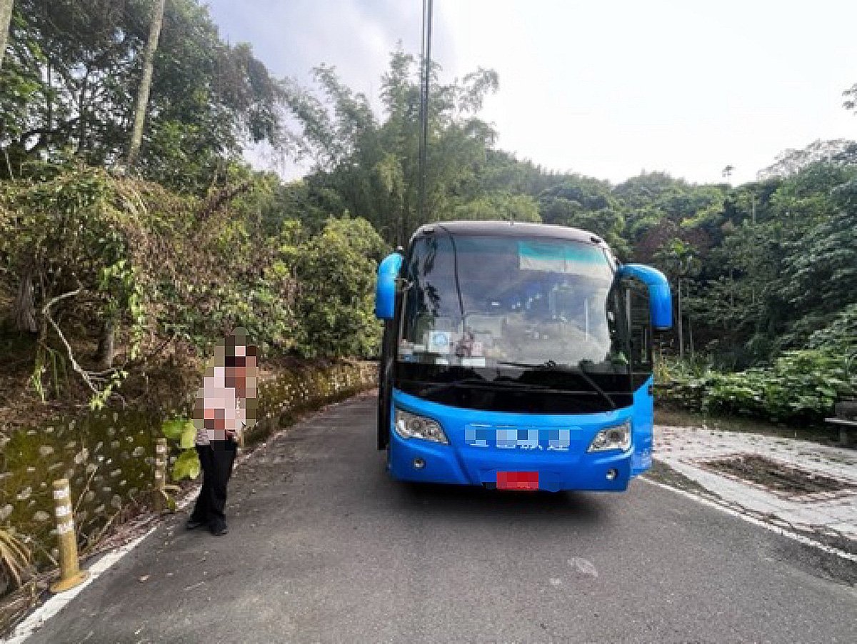 遊覽車迷航果園產業道路 南投員警成功救援