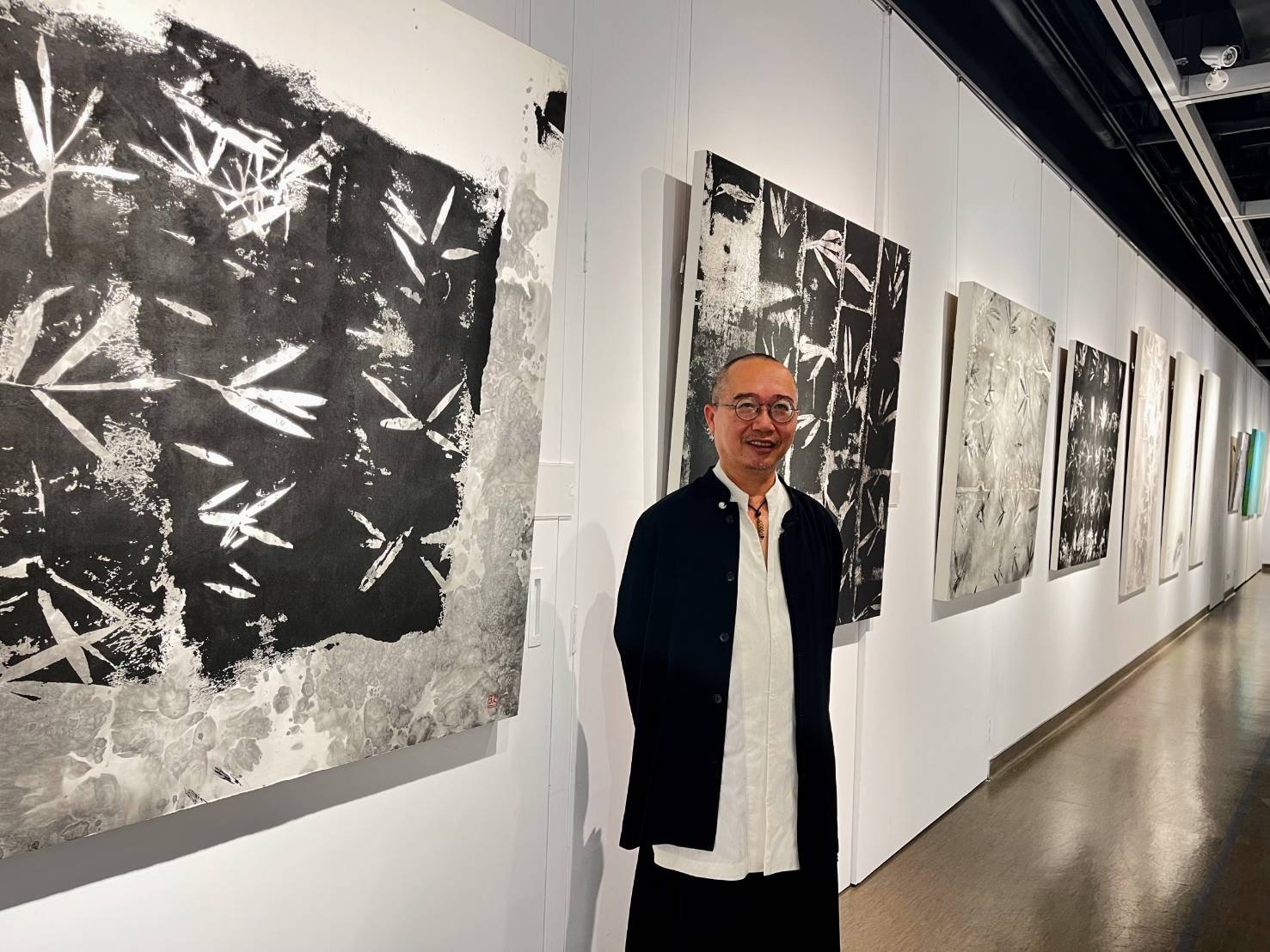 藝術家許璧翎、吳盈著、陳正隆《幻化藝境》三人展 勤益科大盛大揭幕 9 當代水墨畫家陳正隆展出的 竹影系列代表性作品。