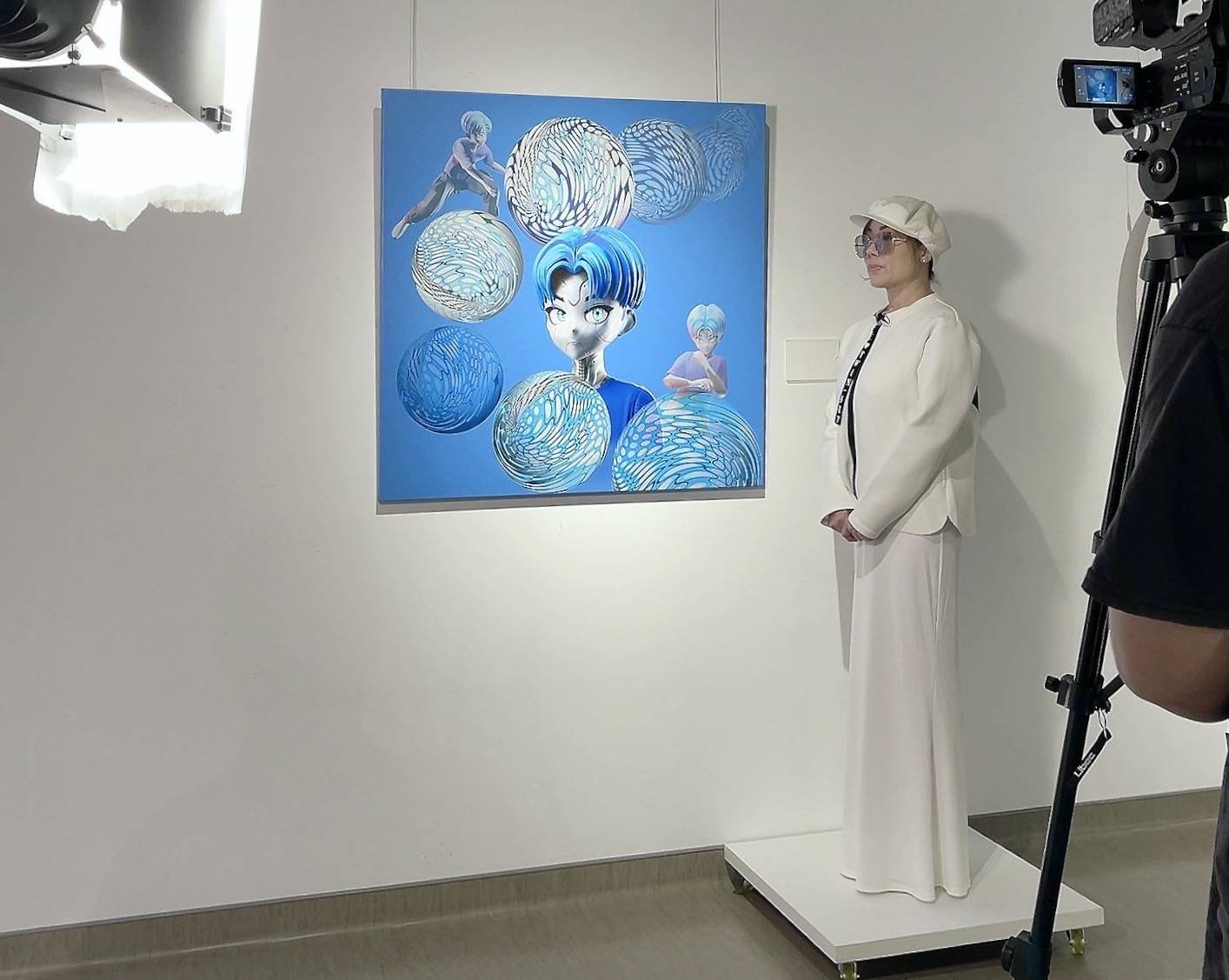 藝術家許璧翎、吳盈著、陳正隆《幻化藝境》三人展 勤益科大盛大揭幕 5 許璧翎與展出作品「12異星使者與12異星圓世界no.IV」。