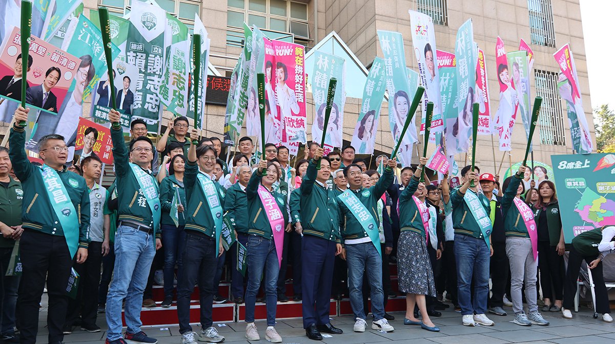 民進黨主席、總統參選人賴清德，也於同日下午到台中市陪同8名立委參選人登記，希望能夠凝聚支持者的力量，打造中台灣的綠色堡壘。