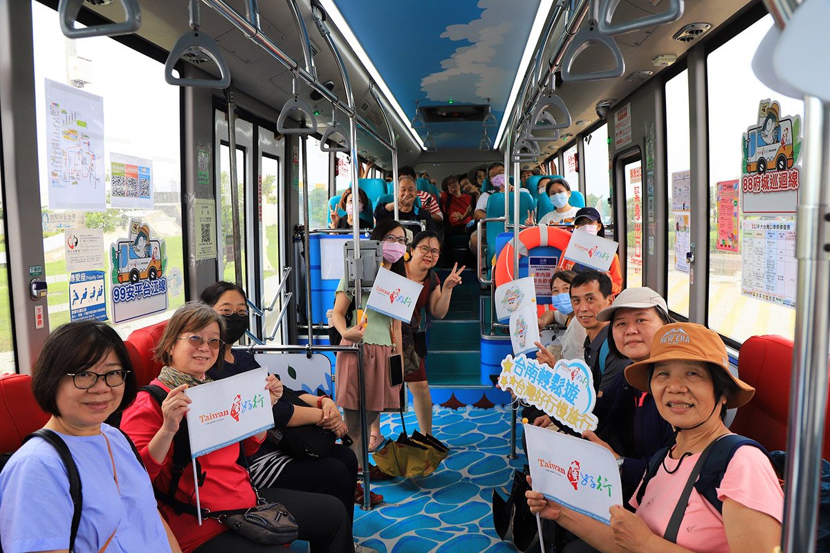 黃偉哲與知名旅遊作家肉魯 共同開箱主題彩繪車 1 9E947CAA EFB5 4D17 9A1A EE6396493BDB